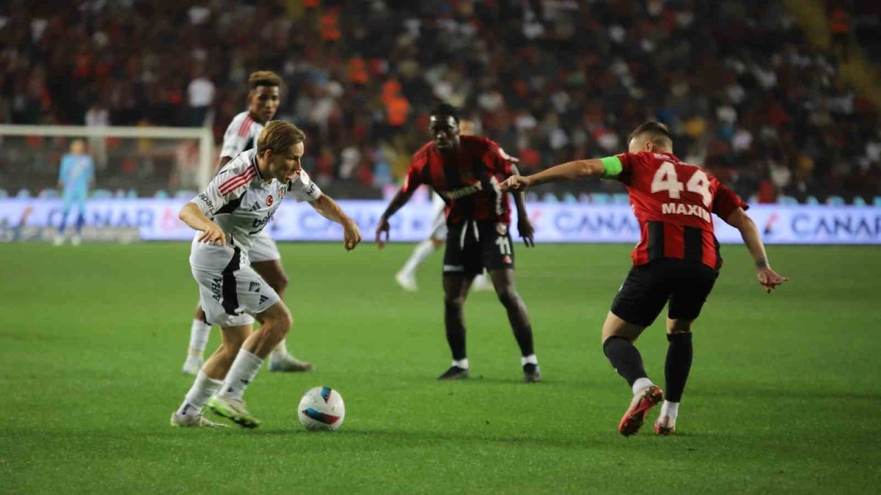 Trendyol Süper Lig: Gaziantep FK: 0 - Beşiktaş: 1 (İlk yarı)