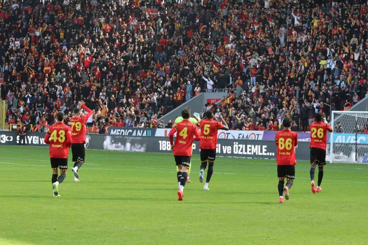 Trendyol Süper Lig: Göztepe: 0 - Konyaspor: 0 (İlk yarı)
