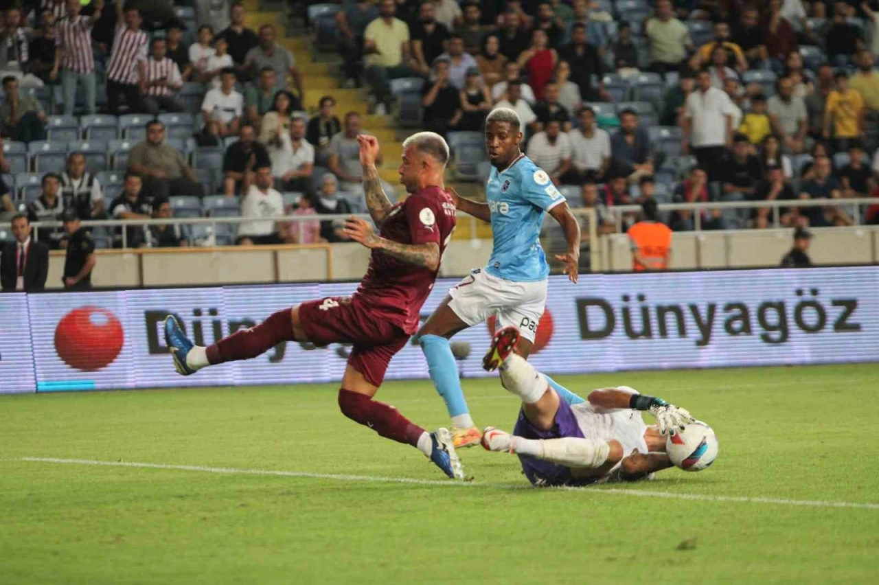 Trendyol Süper Lig: Hatayspor: 1 - Trobzonspor: 0 (İlk yarı)
