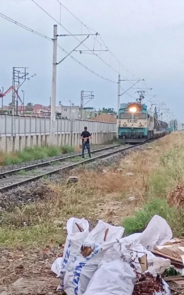 Treni görünce demiryoluna çıkıp bekledi, makinist güçlükle durabildi 