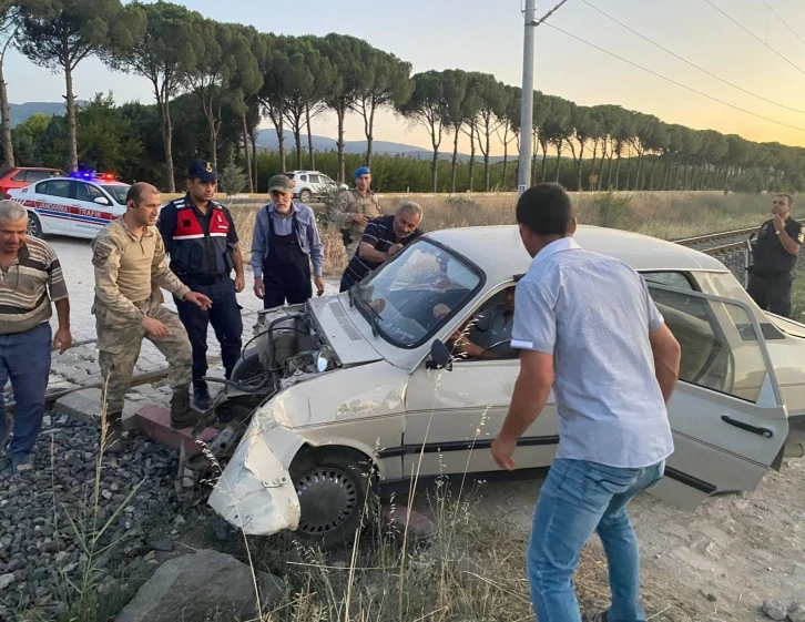 Trenin çarptığı araçtan sağ kurtuldular
