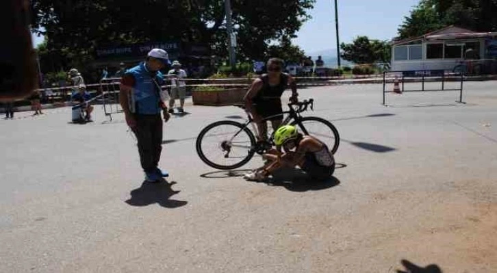 Triatlon yarışlarında bisikletten düşen kadın sporcu gözyaşlarına boğuldu