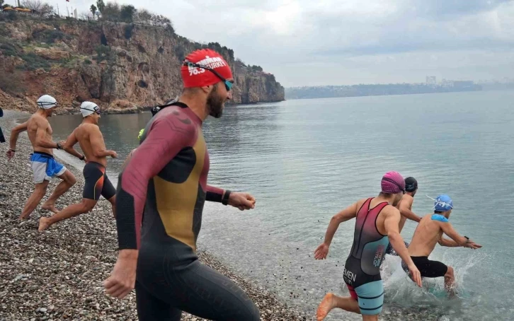 Triatloncular deniz kirliliğine ‘dur’ demek için denize girdiler
