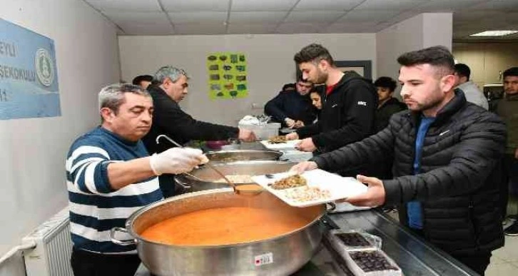 Tufanbeyli’de üniversite öğrencileri Başkan Ergü ile iftarlarını açtı