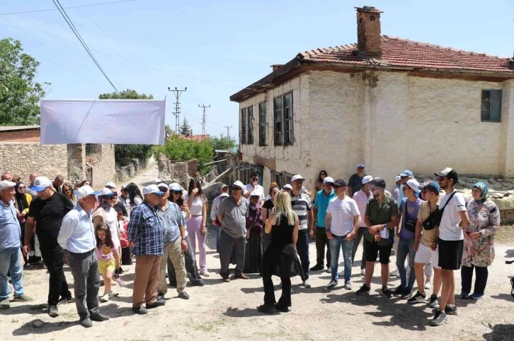 Tuğba Yurt, antik Attouda kentinde hayranlarıyla buluştu
