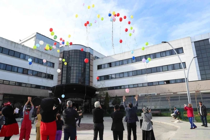 Tüm balonlar bugün onlar için gökyüzüne bırakıldı
