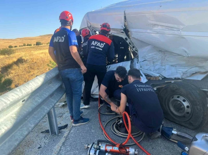 Tunceli’de 2 araç kafa kafaya çarpıştı: 3 ağır yaralı
