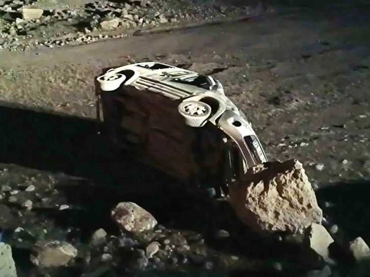 Tunceli’de araç şarampole yuvarlandı: 2 yaralı
