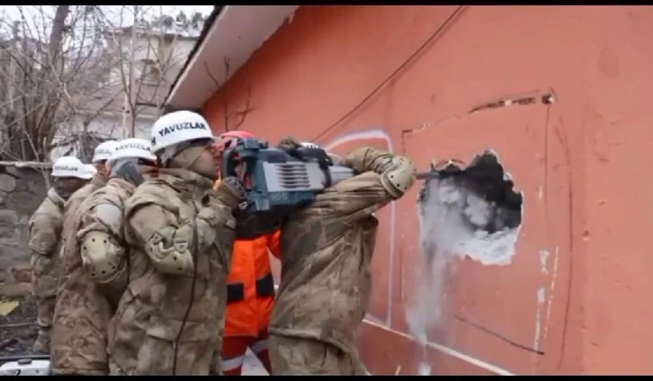 Tunceli’de asker ve polislerden 80 afet arama kurtarma timi oluşturuldu
