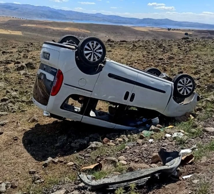 Tunceli’de hafif ticari araç şarampole devrildi: 3 yaralı
