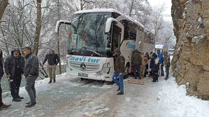 Tunceli’de kayganlaşan yolda kaza: 3 yaralı
