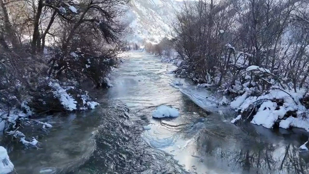 Tunceli’de, Pülümür Çayı yer yer buz tuttu
