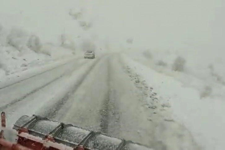 Tunceli-Erzincan arası zincirsiz tırlara kapatıldı