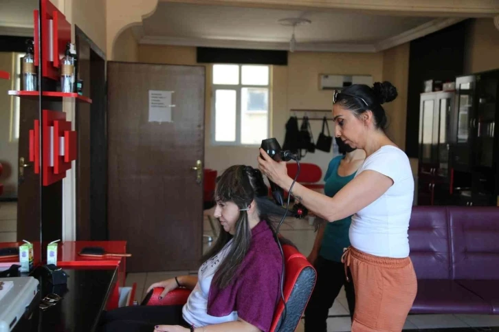 Tunceli Halk Eğitim Merkezinde binlerce kişiye kurs veriliyor
