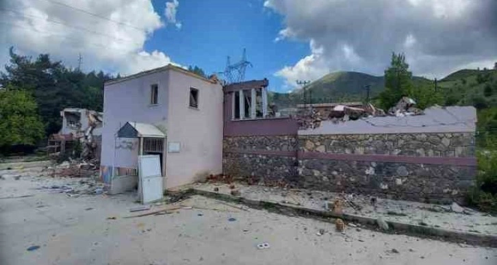 Tunceli’de ağır hasarlı kamu binalarının yıkımına başlandı