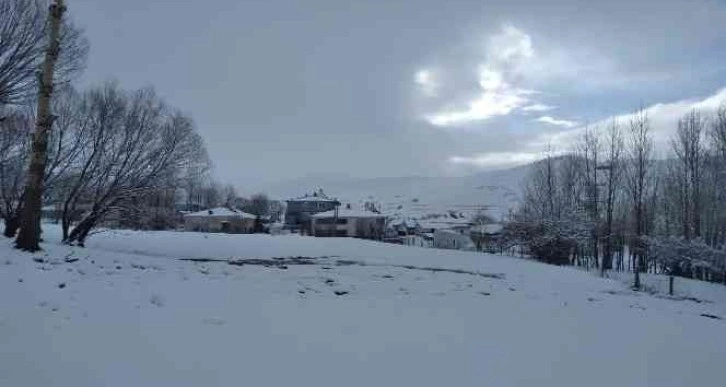 Tunceli’nin yüksek kesimlerimde kar yağışı etkili oldu