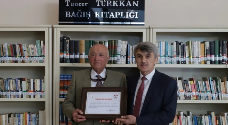 Tuncer Türkkan DPÜ’ye 864 kitap bağışladı
