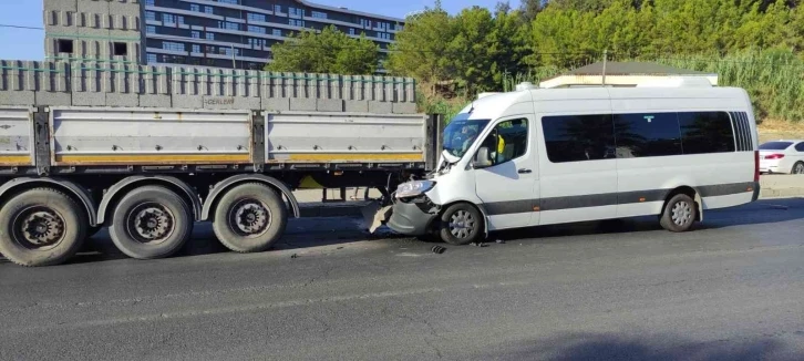 Tur minibüsü park halindeki tıra arkadan çarptı: 5 yaralı
