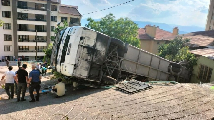 Tur otobüsü devrildi: 3'ü ağır 26 kişi yaralandı