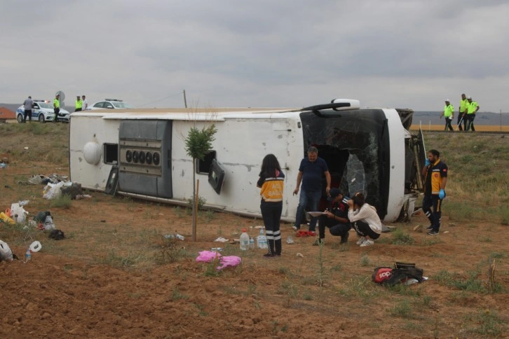 Tur otobüsü devrildi, çok sayıda yaralı var