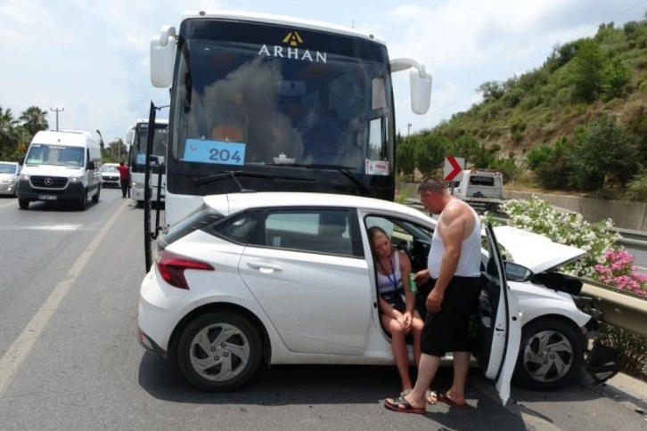 Tur otobüsü ile çarpışan otomobildeki kadın tur rehberi şoka girdi