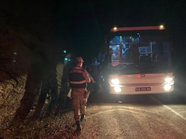 Tur otobüsü yolda kaldı, vatandaşların imdadına jandarma yetişti
