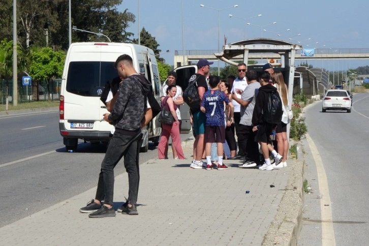 Tur otobüsünün kopan lastiği kaldırımdaki vatandaşı ağır yaraladı