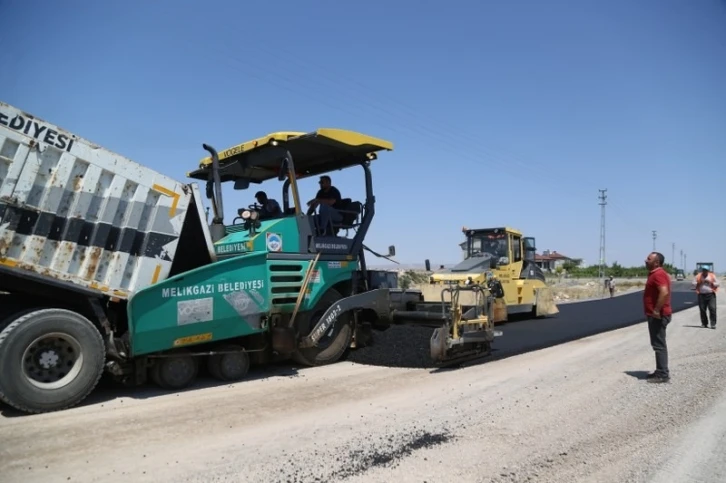 Turan Mahallesi’ne yeni yollar açılarak asfaltlanıyor
