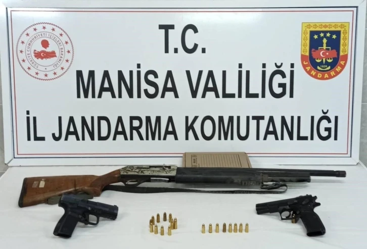 Turgutlu’da silah tacirlerine operasyon; 2 kişi gözaltında
