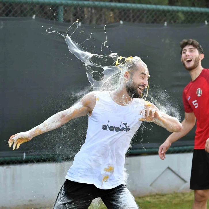 Turgutlusporlu futbolcuya, Brezilya usulü sürpriz doğum günü
