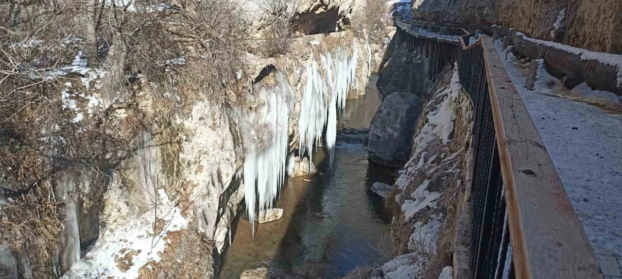 Turistik vadide dev buz sarkıtları oluştu
