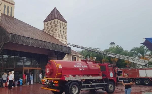 Turistin prizde unuttuğu şarj cihazı yangın çıkardı