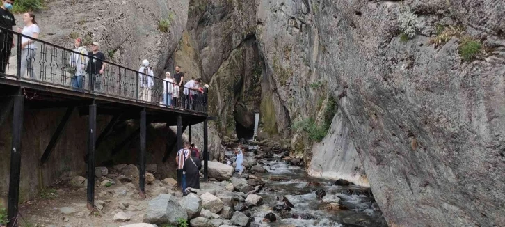 Turistler bu şelaleyi görmeden şehirden ayrılmıyor
