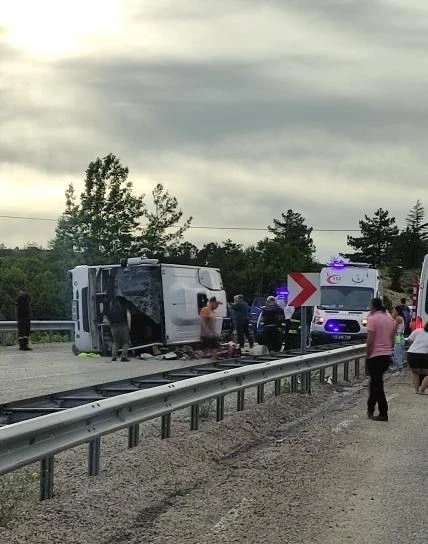 Turistleri taşıyan otobüs kaza yaptı: 1 ölü, 22 yaralı
