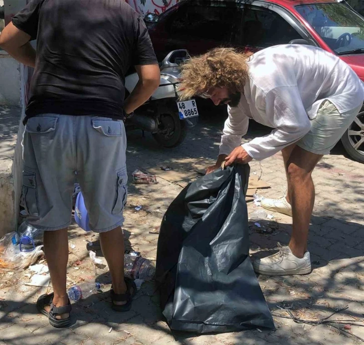Turizm kentindeki çöpler toplanmayınca iş muhtara düştü
