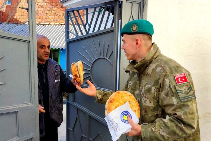 Türk askeri Kosovalılara Ramazan pidesi dağıttı