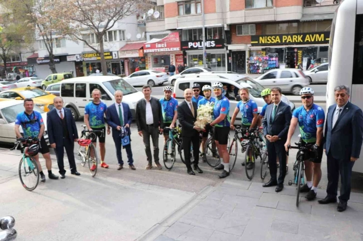 Türk Eğitim-Sen’li eğitimciler, “Kurtuluştan Kuruluşa Atamızın İzinde” temasıyla Ankara’ya pedal çevirdi
