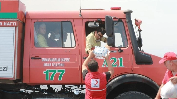 Türk Kızılay, Çanakkale'deki yangın ekipleri ile vatandaşlara yemek ve su dağıttı