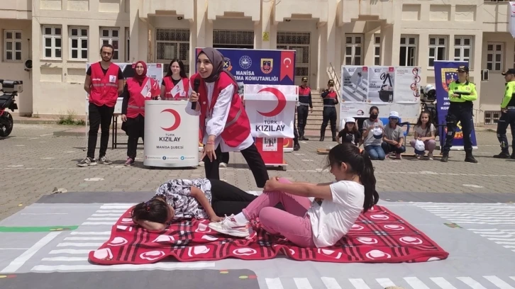 Türk Kızılay’dan öğrencilere ilk yardım eğitimi
