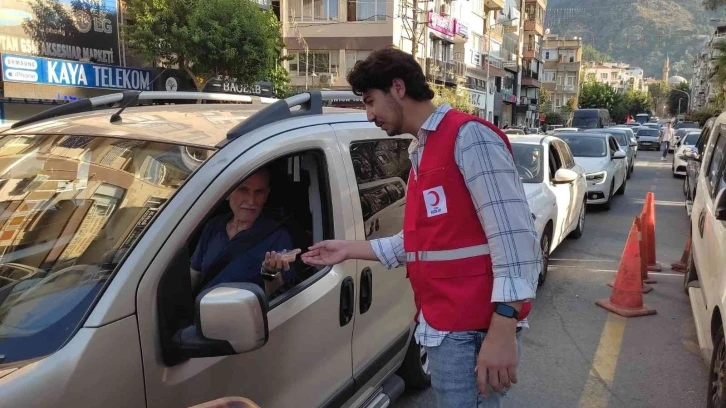 Türk Kızılay Manisa Başkanlığı aşure dağıttı
