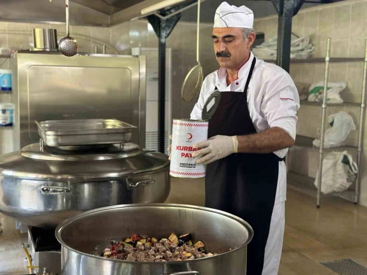 Türk Kızılay, Türkiye’de kestiği kurban etinden kalan kısmı günde 50 bin kişiye yemekle ulaştırıyor
