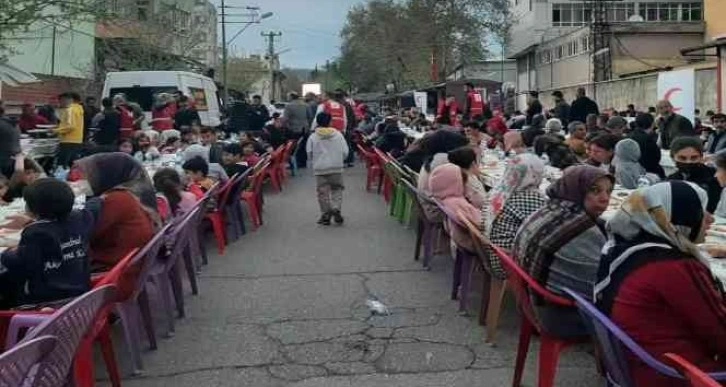 Türk Kızılay’ından mahalleye iftar yemeği