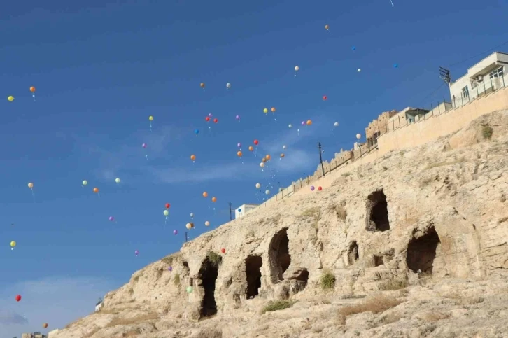 Türk ve mülteci çocuklar barış için gökyüzüne balon bıraktı
