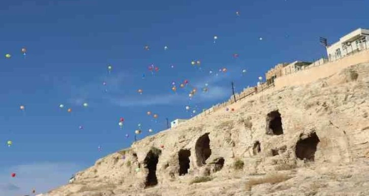 Türk ve mülteci çocuklar barış için gökyüzüne balon bıraktı