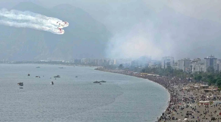 Türk Yıldızları Antalya’yı yaza çevirdi: Binlerce kişi sahili doldurdu
