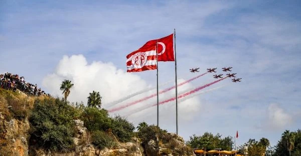 Türk Yıldızları'ndan Antalya'da gösteri