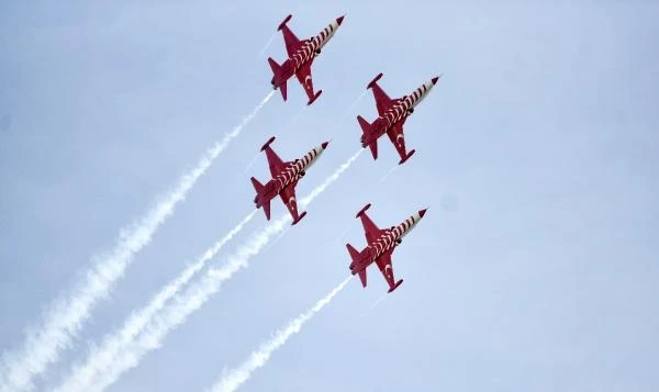 Türk Yıldızları'ndan 'Ata'ya Saygı' uçuşu