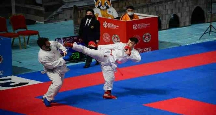 Türkiye Büyükler Karate Şampiyonası’nda müsabakalar başladı