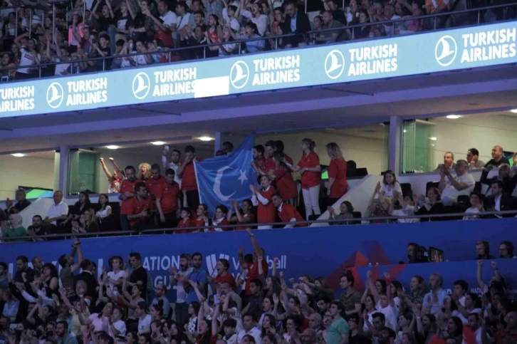 Türkiye-Çin voleybol maçında Doğu Türkistan bayrağı dalgalandı
