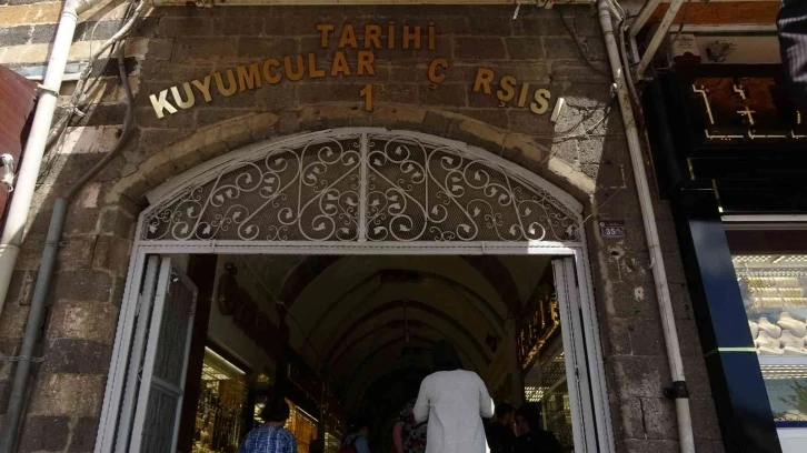 Türkiye’de bir ilk: Diyarbakır’da turist yoğunluğundan ‘nöbetçi kuyumcu’ sistemine geçildi
